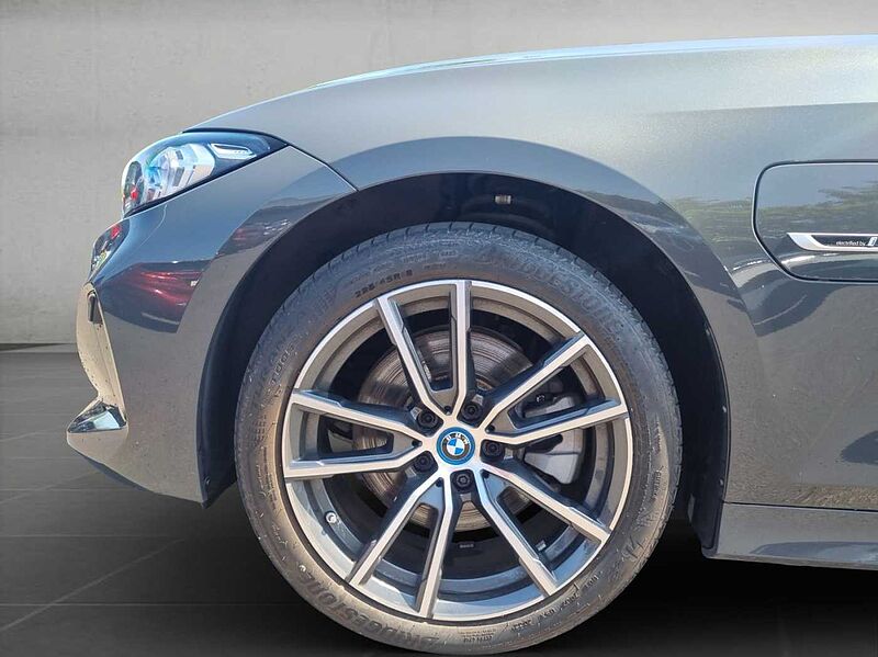 BMW 330 e xDrive Komfortzg. Klimaaut Lederlenkrad Lor