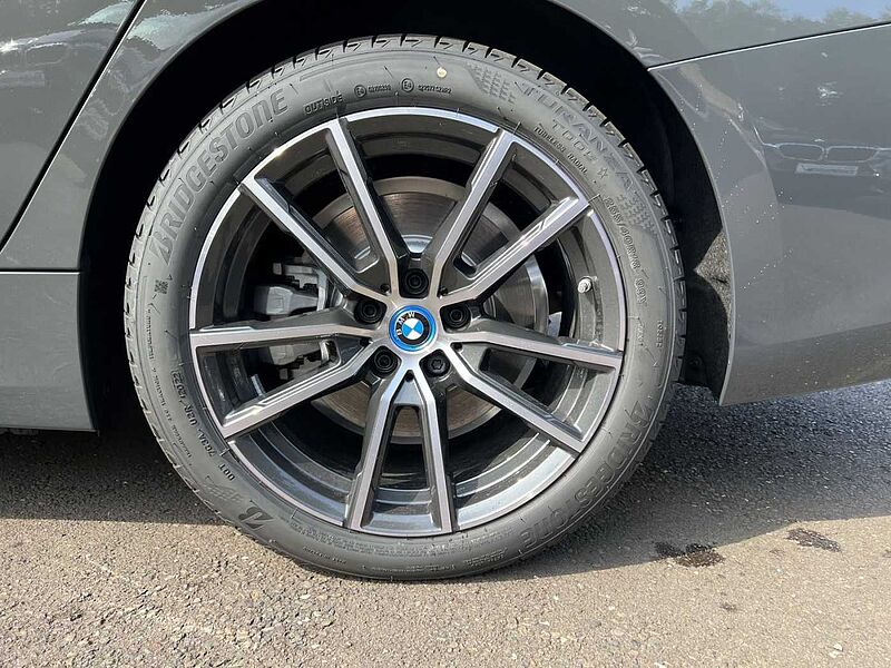 BMW 330 e xDrive Komfortzg. Klimaaut Lederlenkrad Lor
