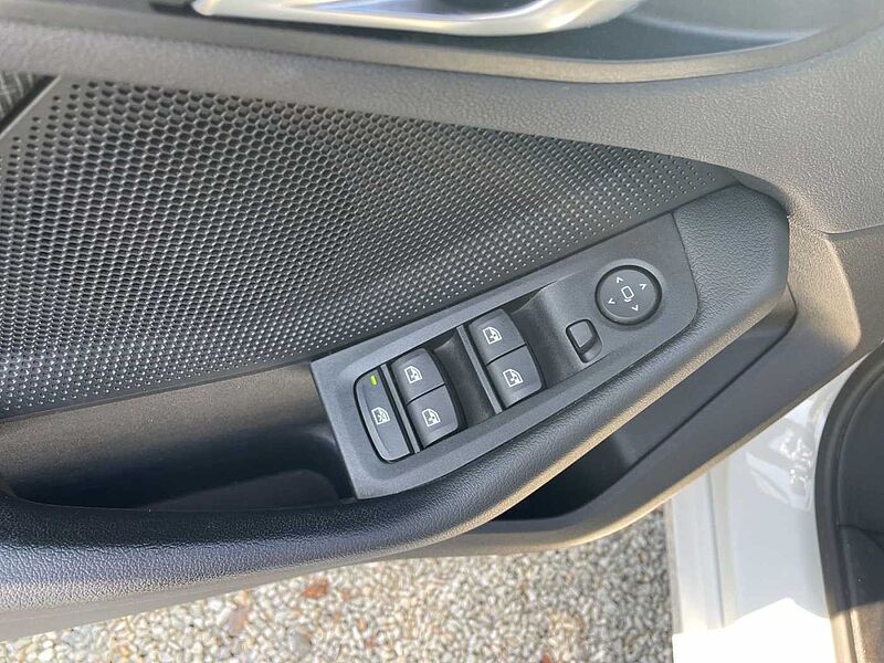 BMW 116 i ADVNATGE AHK TEMPOMAT RÜCKFAHR DAB SHZ