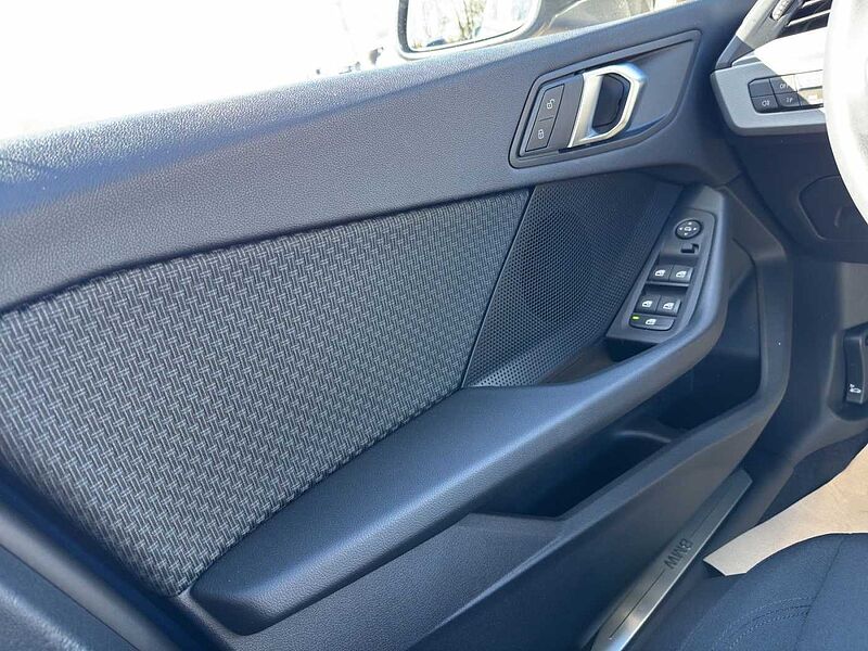 BMW 118 i ADVANATGE LED PDC TEMPOMAT VIRT COCK PROF D