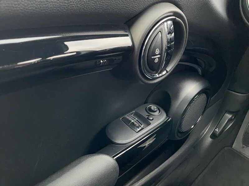 MINI COOPER SE CLASSIC TRIM NAVI TEMPOMAT PDC