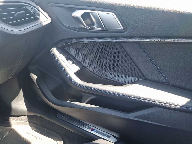BMW M135 i xDrive LED HIFI TEMPOMAT PDC SHZ DAB