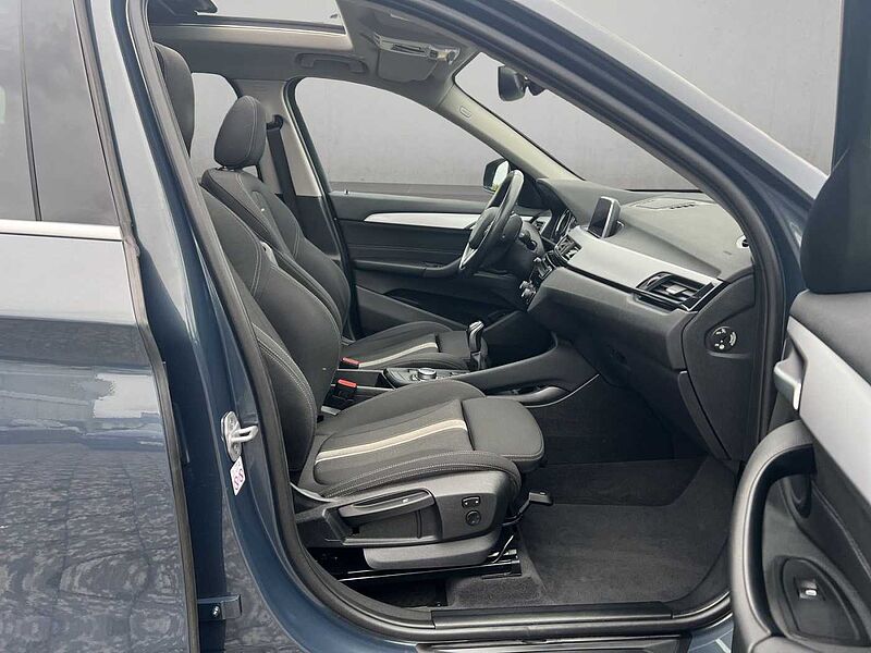 BMW X1 sDrive18d Advantage HiFi LED Pano. Dach Navi