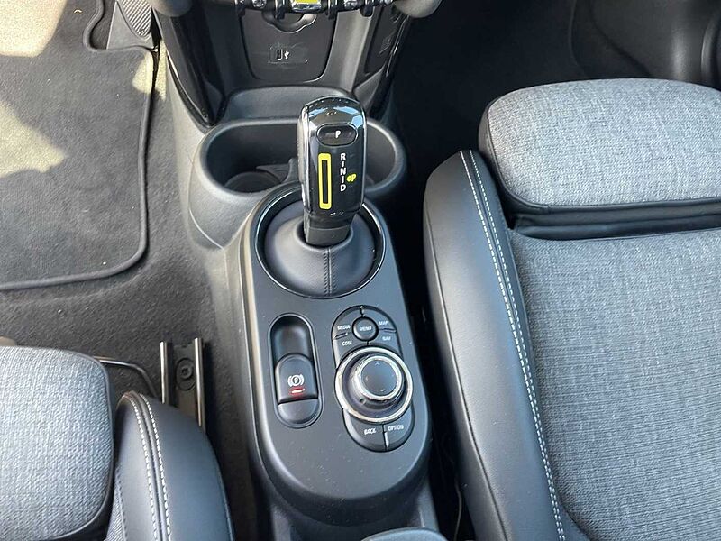 MINI COOPER SE CLASSIC TRIM LED NAVI TEMPOMAT PDC SHZ
