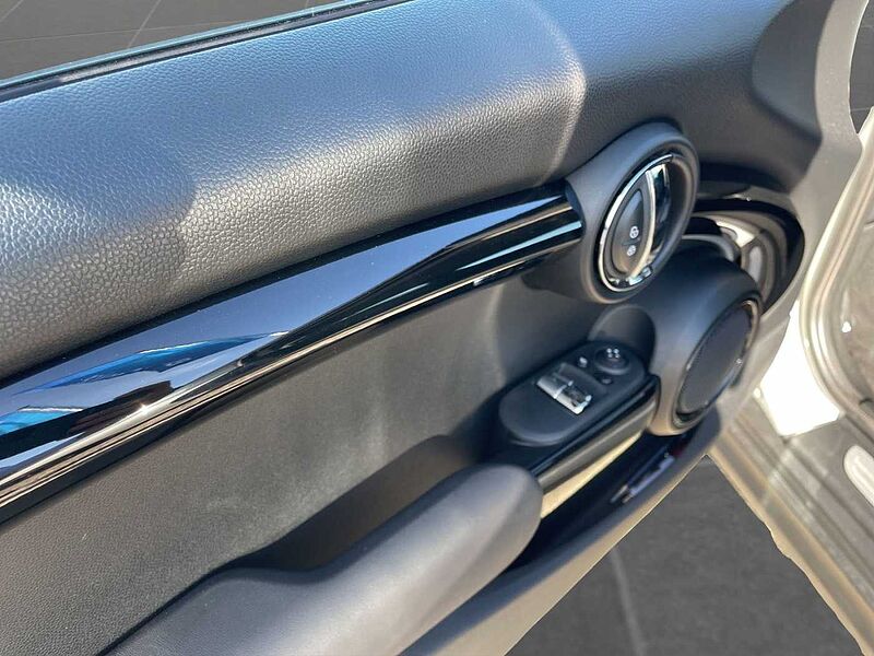 MINI COOPER SE CLASSIC TRIM LED NAVI TEMPOMAT PDC SHZ