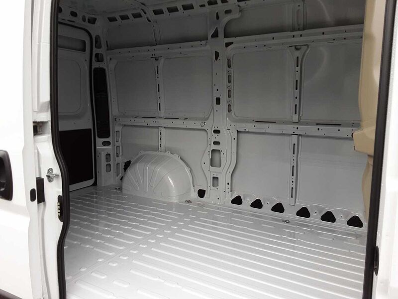 Peugeot Boxer 335 BlueHDi 2.2 140 L2H2