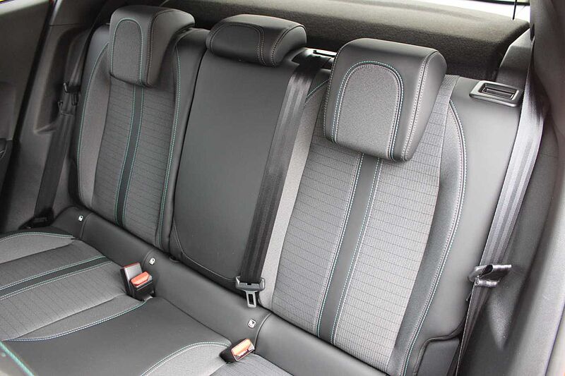 Peugeot 2008 PureTech 130 EAT8 Allure Pack
